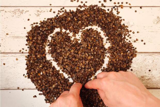 Способ из бабушкиного сундука: зачем насыпать гречку в обувь