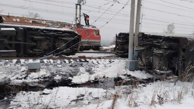 Локомотив столкнулся с грузовым поездом под Пензой, с рельс сошли несколько вагонов