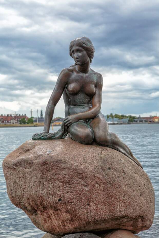 Copenhagen_-_the_little_mermaid_statue_-_2013-610x913