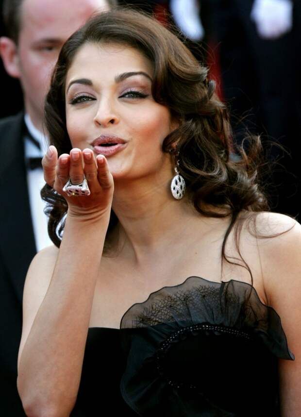 1414697400_indian-actress-aishwarya-rai-blows-kiss-she-attend-world-premiere-quotthe-da-vinci-codequot-op.jpg