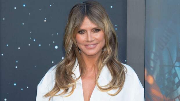 Хайди Клум с голой грудью снялась в прозрачном чехле для хранения одежды