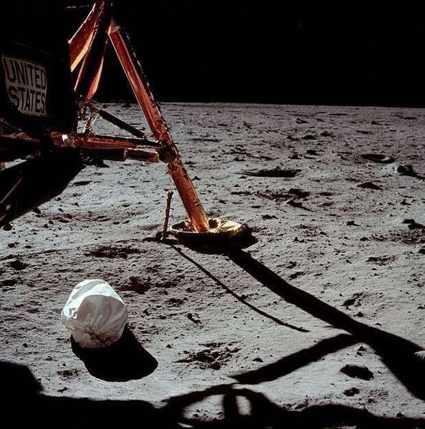 Первая фотография, сделанная Нилом Армстронгом после его выхода на лунную поверхность.