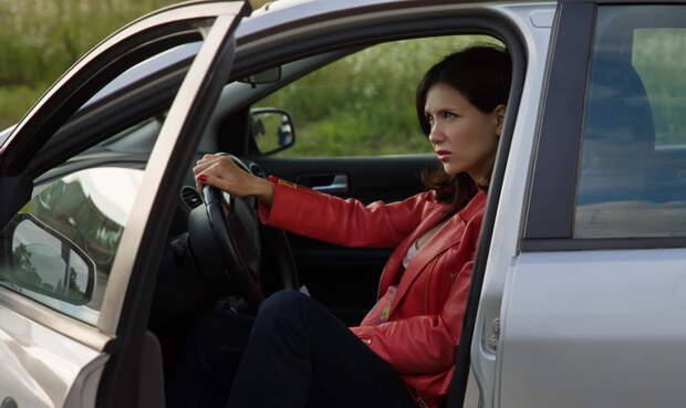 Крутой автопарк Екатерины Климовой: один белый, другой — серый