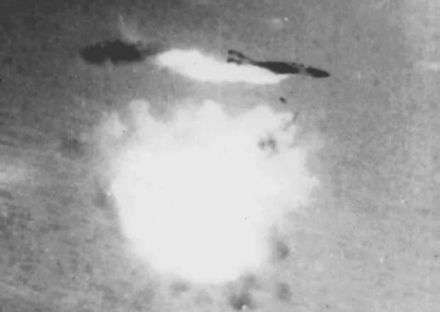 Редчайший кадр. Возле уже поврежденного "Фантома" взрывается вторая ракета С-75. Их практически всегда выпускали парами. 