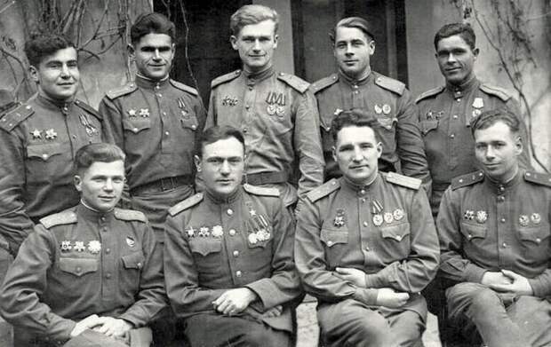 Сергей Щиров (второй слева в нижнем ряду) с группой лётчиков 267-го ИАП. / Фото: www.soviet-aces-1936-53.ru