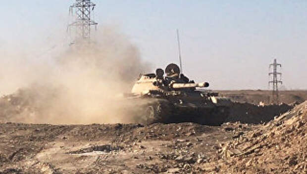 Военная техника сирийской армии во время наступления к востоку от города Дейр-эз-Зор в районе кладбищ. Архивное фото