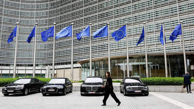 Флаги ЕС на фоне здания Евросоюза в Брюсселе - РИА Новости, 1920, 02.10.2025