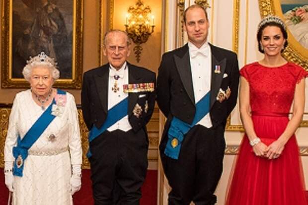 Принц Уильям, Кейт Миддлтон и другие члены королевской семьи на новом официальном портрете