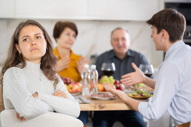 Почти 10% опрошенных россиян конфликтуют с соседями из-за громких вечеринок