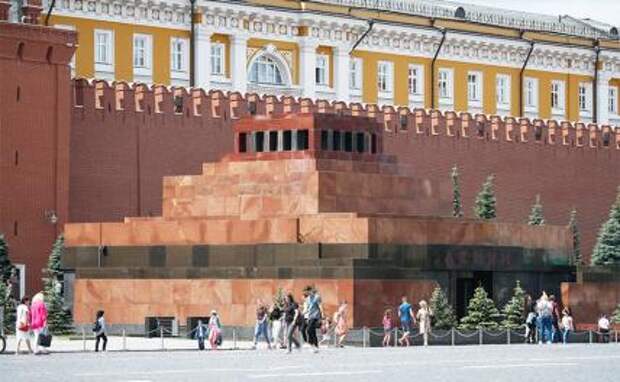 На фото: мавзолей Ленина