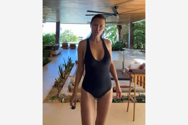 Боня примерила на камеру купальник 13-летней дочери со словами «немного врезается»