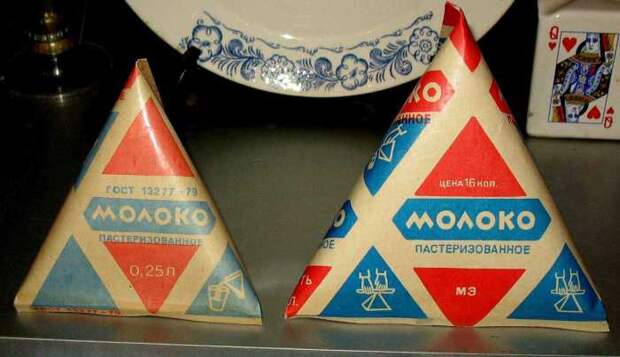 Треугольные пакеты молока
