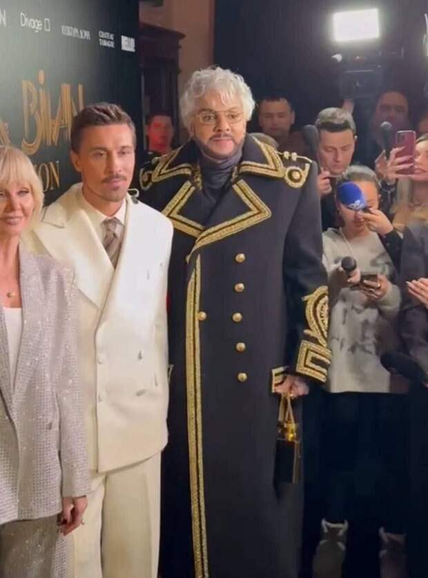 В раздумьях... Это швейцар, кучер или форейтор