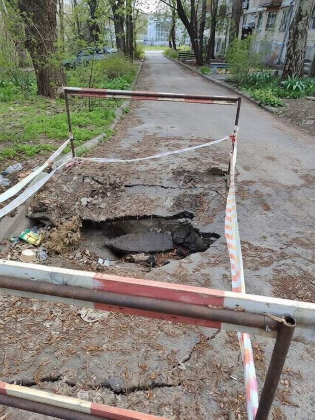 Провалился асфальт на бульваре Школьном, 7