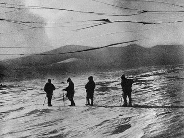 Успех Амундсен и его люди достигли Южного полюса 14 декабря 1911 года. Маршрут оказался удачным, несмотря на все подстерегавшие экспедицию опасности. Дело в том, что вся группа шла вдоль опасной ледовой полки, которая вполне могла рухнуть в море и погубить людей. Опытный норвежец сумел поддерживать нужный ритм в течение всего путешествия, что и позволило ему победить.
