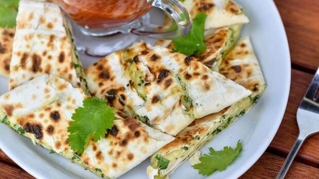 Хрустящая корочка и сочная начинка: самый простой лаваш с сыром и зеленью на сковороде за 20 минут