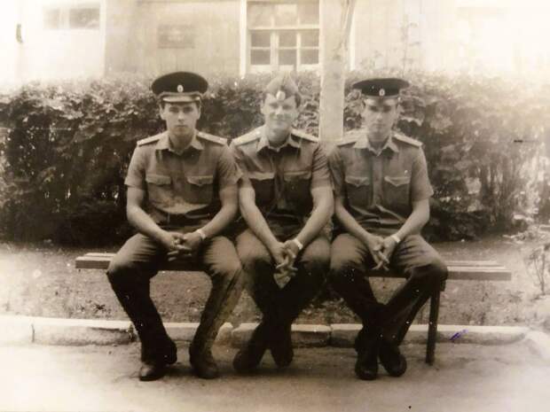 Лейтенанты. 1990 год, 19-й топогеодезический отряд. Прислал «Robert».jpg