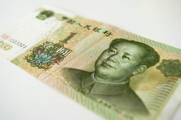 Курс юаня на Московской бирже впервые за год опустился ниже 12 рублей