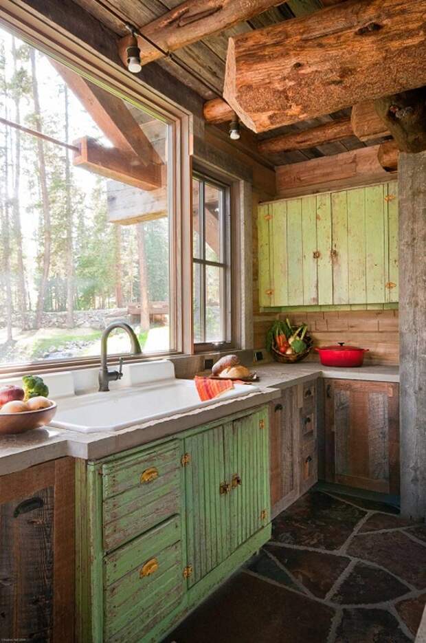 Интересный вариант декорирования кухни при помощи самого уютного стиля - деревенского стиля.