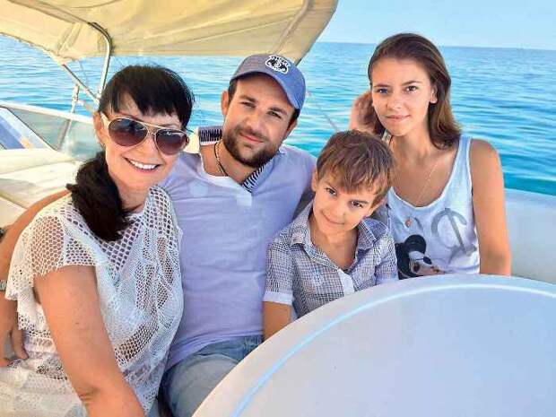 Нонна Гришаева с семьей | Фото: visaforus.ru