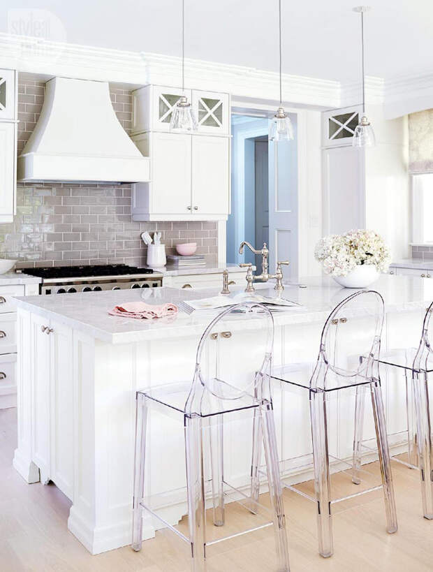 белый цвет в интерьере кухни и пластиковые стулья