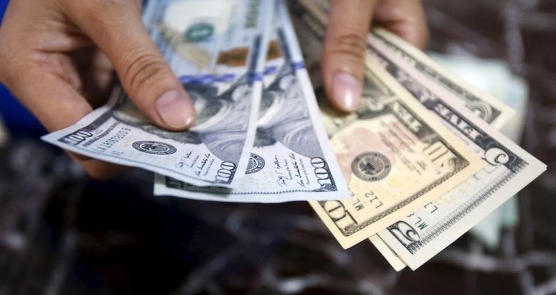 Средний курс продажи наличного доллара США в банках Москвы достиг минимального значения за неделю и составляет 75,2553 руб.