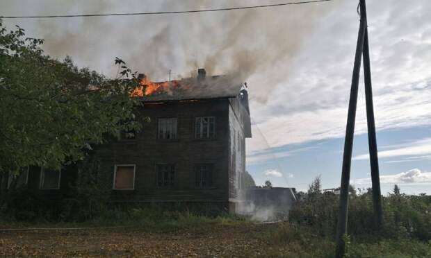 В Архангельске произошёл крупный пожар в деревянном доме