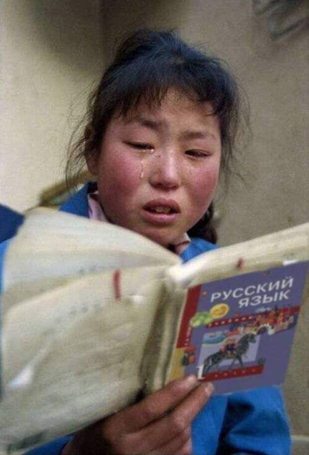 Понятно, что эти томные красавицы понятия не имеют о том, что кроется за экзотической для них обложкой книги с русскими буквами Понятно, что эти томные красавицы понятия не имеют о том, что кроется за экзотической для них обложкой книги с русскими буквами