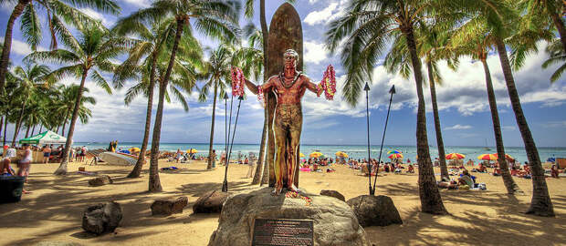Памятник Дюку Каханамоку на пляже Вайкики, Оаху. Фото: scottsharickblog.com
