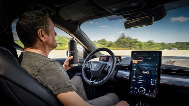 Ford mustang mach-e. В комплекс Ford Co-Pilot360 Active 2.0 входят улучшенные активный круиз-контроль Stop & Go, системы мониторинга слепых зон и распознавания знаков, технология удержания в полосе с функцией определения обочины. Сюда же внесли автоторможение, камеру заднего вида и автопарковщик (параллельно и перпендикулярно). Всё это — базовое оснащение Мустанга Mach-E.