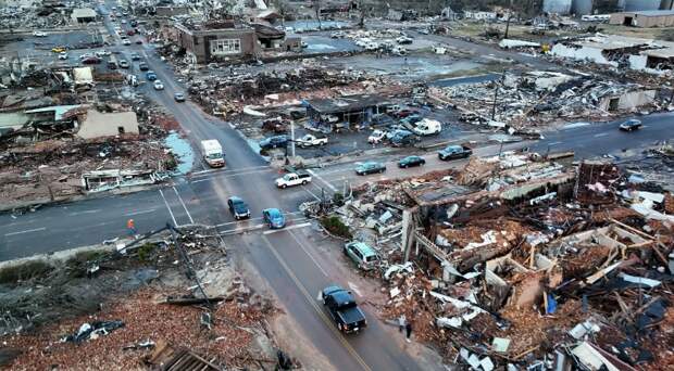 Разрушительные торнадо в США Крупные торнадо накрыли сразу несколько американских штатов, больше всего пострадали Техас, Айова и Небраска. Шторм разбушевался в пятницу, 26 апреля, и продолжается по настоящее время на фоне сильных ливней в центральной части США. По данным CNN, пострадали как минимум шесть человек, им оказана медицинская помощь.