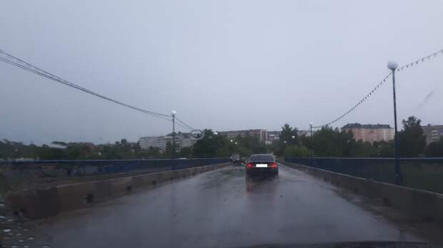 Пожилая женщина на "Рено" пересекала мост в Тверской области по бетонному ограждению