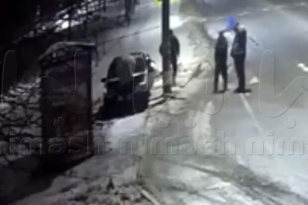 Mash: в Выксе водитель на скорости разбил автобусную остановку и попал на камеру