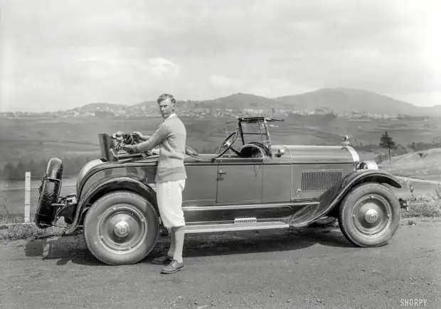 На поле для гольфа в 1924 году. 