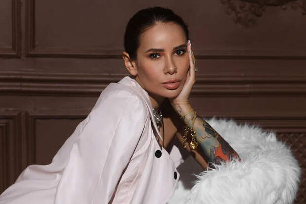 Блогерша Айза сообщила, что выпустит книгу в июне