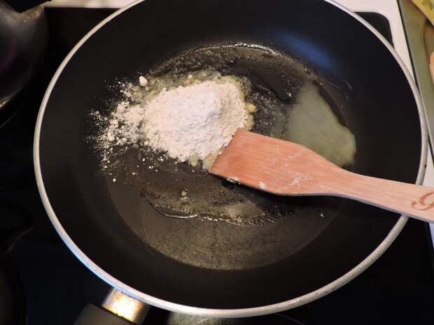 На сливочном масле обжарить муку еда, мясо, своими руками, сделай сам