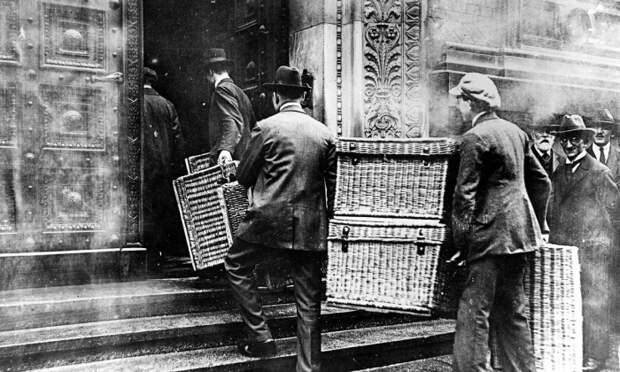 Рабочие забирают свою зарплату с помощью корзин для белья в Берлине, 1923 год. \ Фото: theguardian.com.