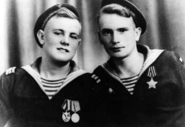 Бойцы 83-й бригады морской пехоты, отличившиеся при высадке в Днестровском лимане в 1944 году - Дмитрий Вонлярский (слева) и Петр  Морозов.