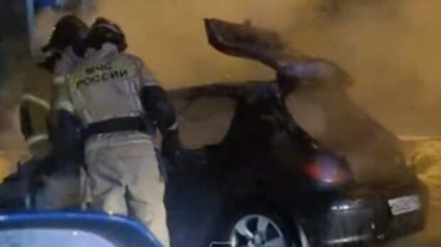 Во дворе барнаульской многоэтажки сгорел УАЗ