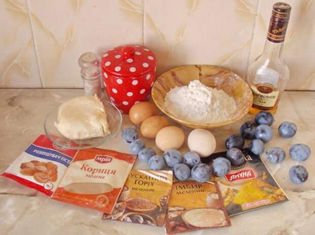 ингредиенты для пряного кекса со сливами
