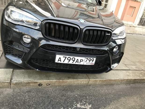 Страна должна знать своих героев авто, москва, парковка, тротуар
