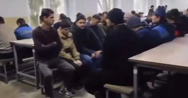 "Нацизм в чистом виде": соотечественники нелегальных мигрантов возмутились, когда тем перед депортацией дали послушать песню "Матушка-земля"