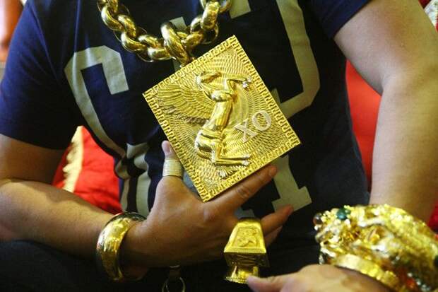 Бизнесмен постоянно таскает на себе 13 кг огромных золотых украшений "на удачу"