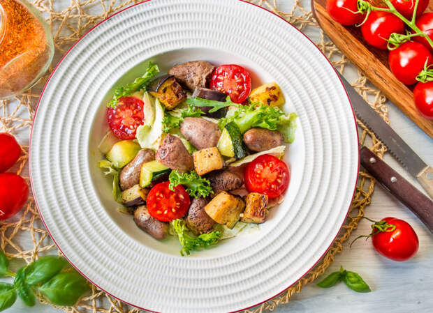 Салат с куриными сердечками. \ Фото: vkusnyblog.ru. Салат с куриными сердечками. \ Фото: vkusnyblog.ru.