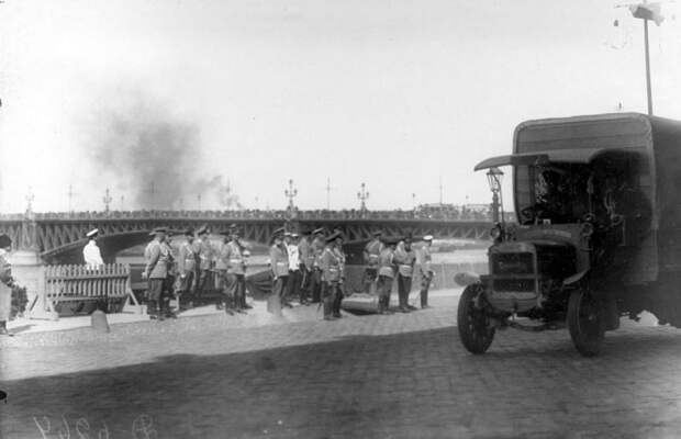 Смотр военных грузовиков после автопробега. 28 июля 1911 г. Санкт-Петербург