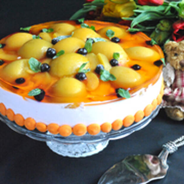 Бисквитный торт с творожным муссом и персиками