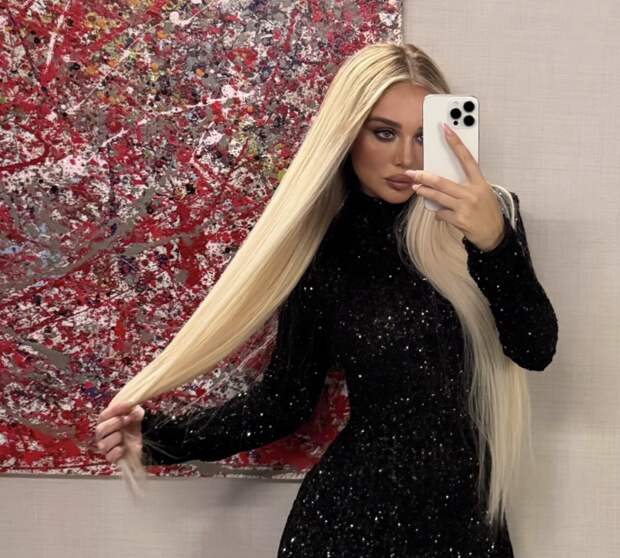 Певица Анна Седокова вышла в свет в сияющем облегающем платье