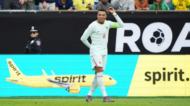 Мбаппе с передачи Дембеле вывел Францию вперед в матче с Бразилией