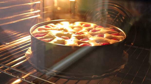 Самый простой летний пирог с клубникой: можно испечь с любыми ягодами или фруктами