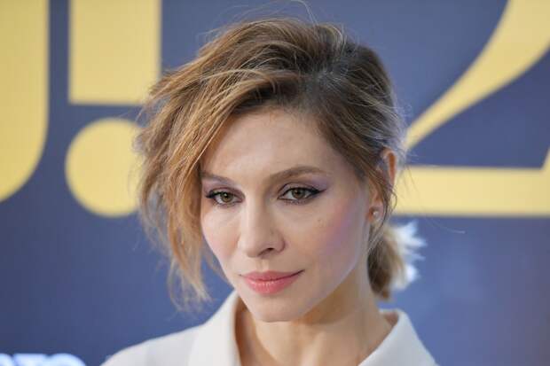 47-летняя российская актриса без штанов снялась для бренда